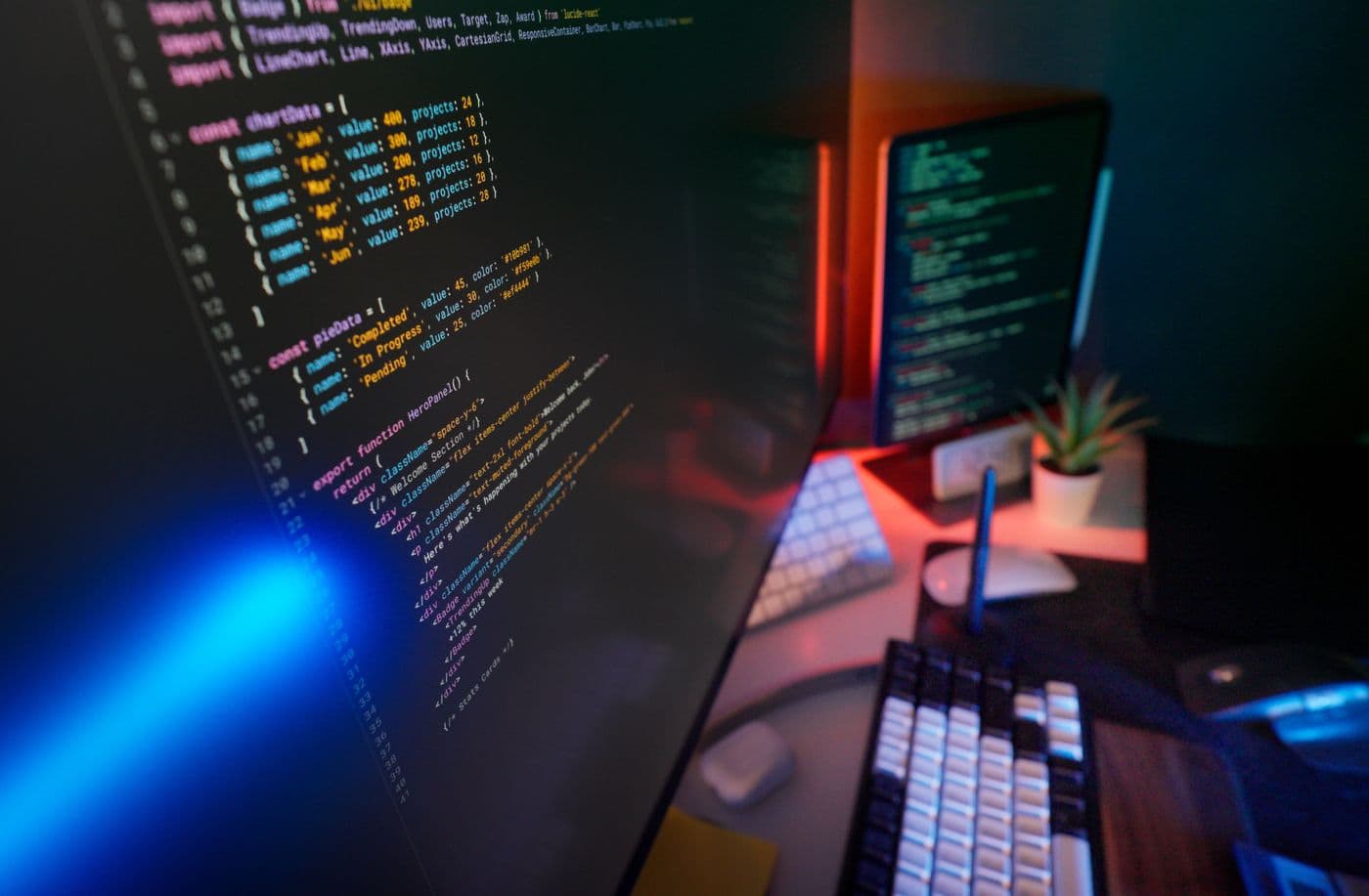Entwickler-Arbeitsplatz mit Code auf dunklem Bildschirm