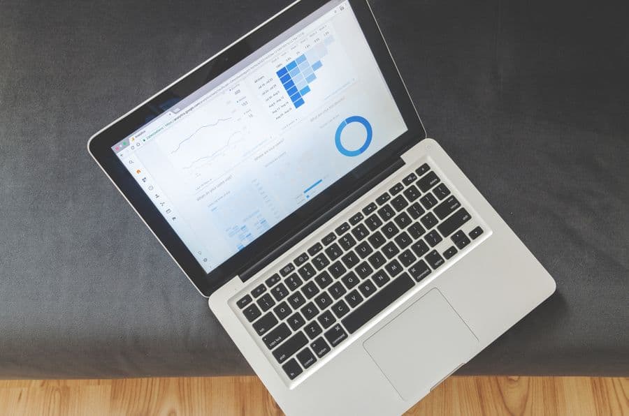 Laptop mit Web-Dashboard