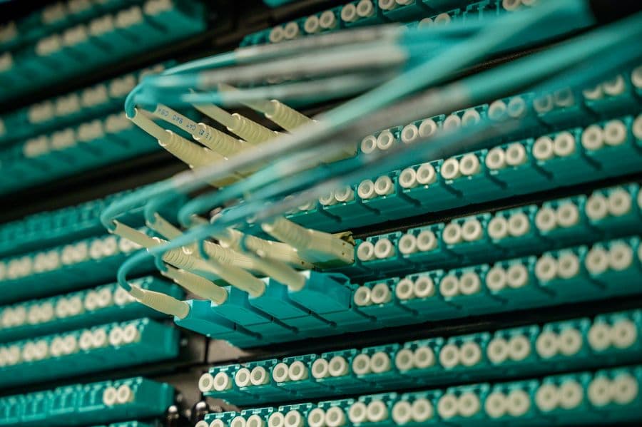 Glasfaserkabel in einem Server-Rack