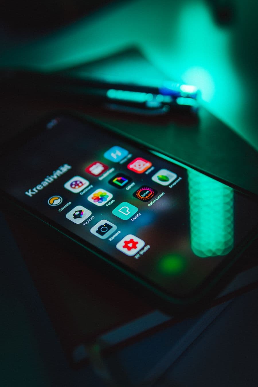 Smartphone mit App-Oberfläche