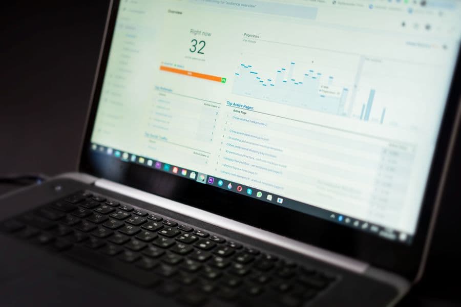 Laptop mit Web-Dashboard